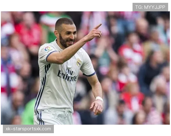 本泽马与伊布锋线角色偏移驱动团队多点分散趋势